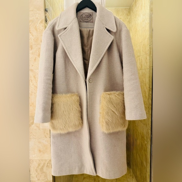FALL/WINTER Cream Coat - Picture 4 of 7